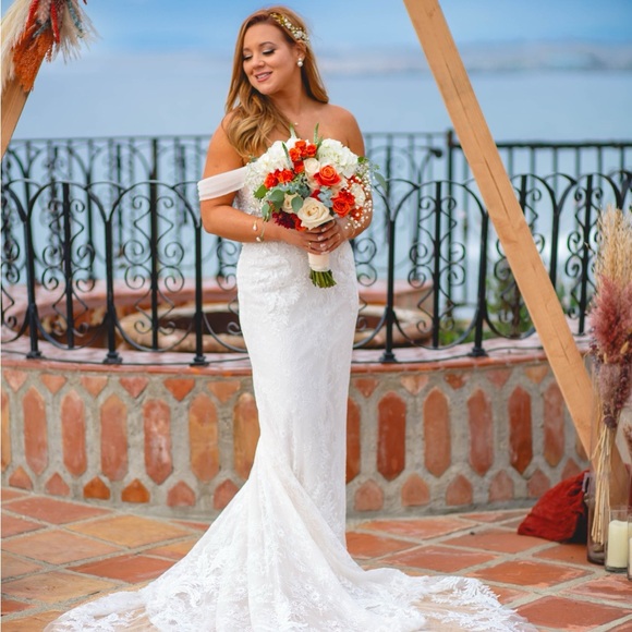 Elegant Off-Shoulder Lace Wedding Dress - Picture 2 of 5